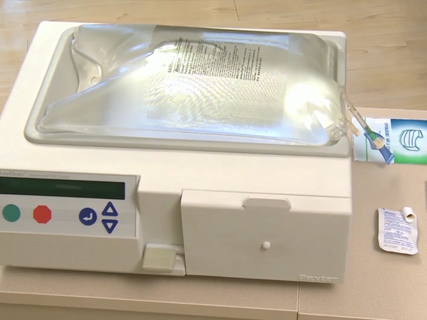 自动腹膜透析机和透析液正面图