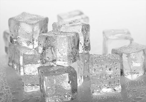 冰块有助于麻木和舒缓口腔疼痛