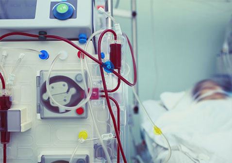 在现代医院中用高科技透析设备挽救患者的生命