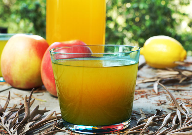 排肾结石最好的食物治疗方法柠檬苹果汁